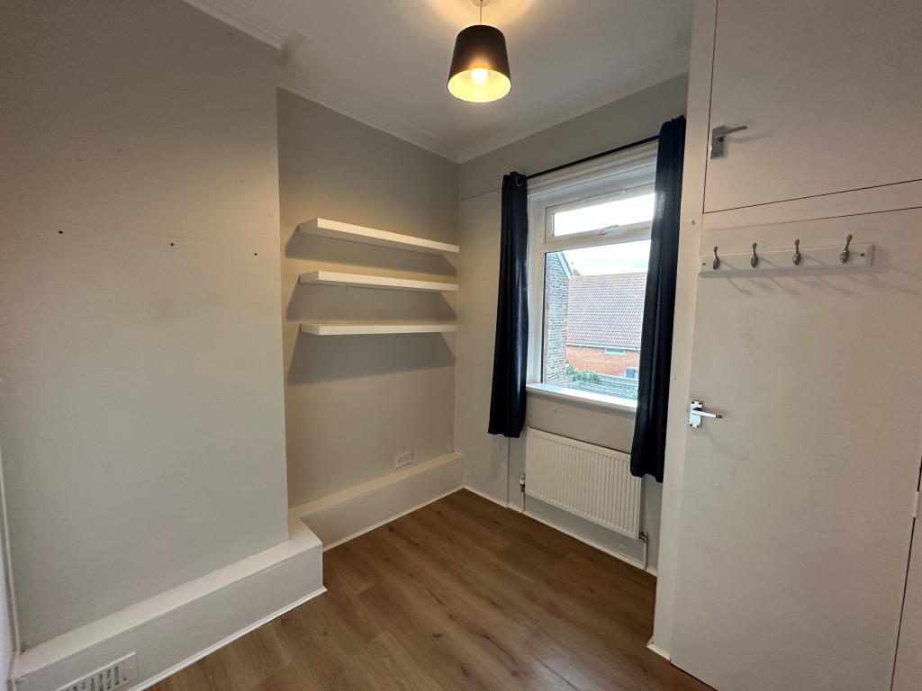 Lot: 57 - THREE-BEDROOM FIRST FLOOR FLAT WITH FRONT GARDEN & BALCONY - Second Bedroom